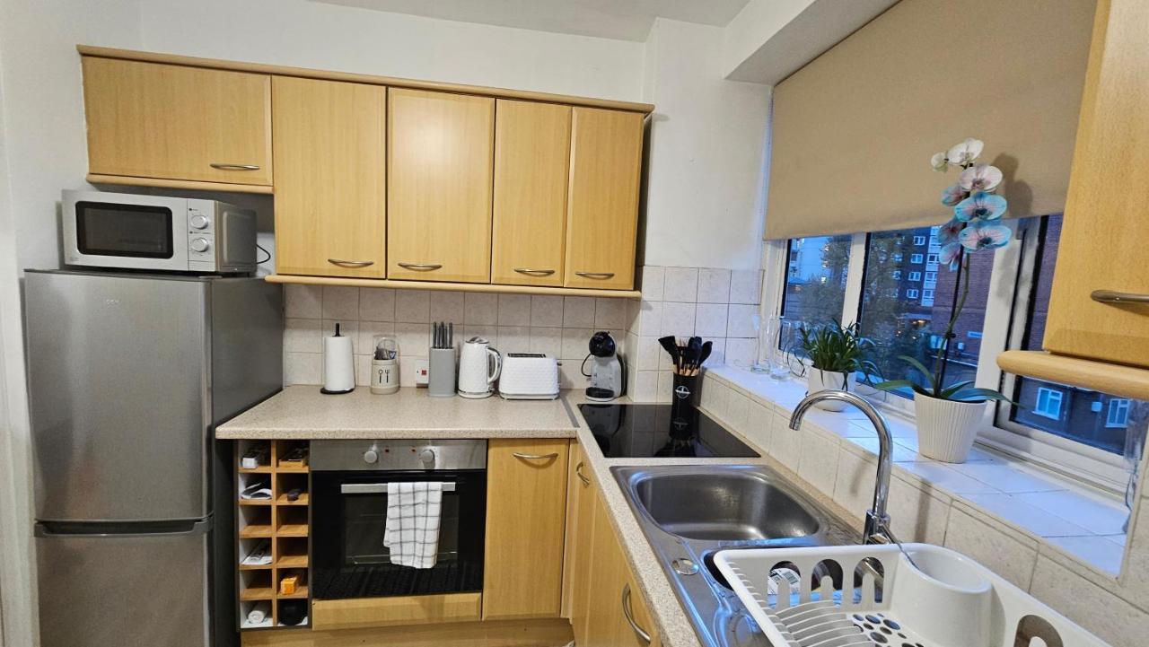 Spacious Two Bedroom Apartment In Battersea, Free Parking London Eksteriør billede