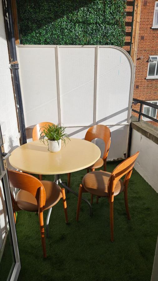 Spacious Two Bedroom Apartment In Battersea, Free Parking London Eksteriør billede